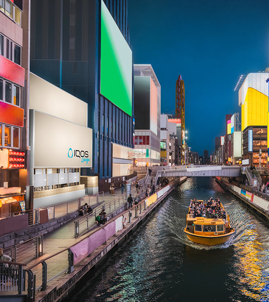 大阪・心斎橋の道頓堀川沿い、戎橋（えびすばし）のたもとにある「IQOS Osaka Lounge」