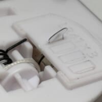 電池ぶたに絶縁体が取り付けられていることを発見