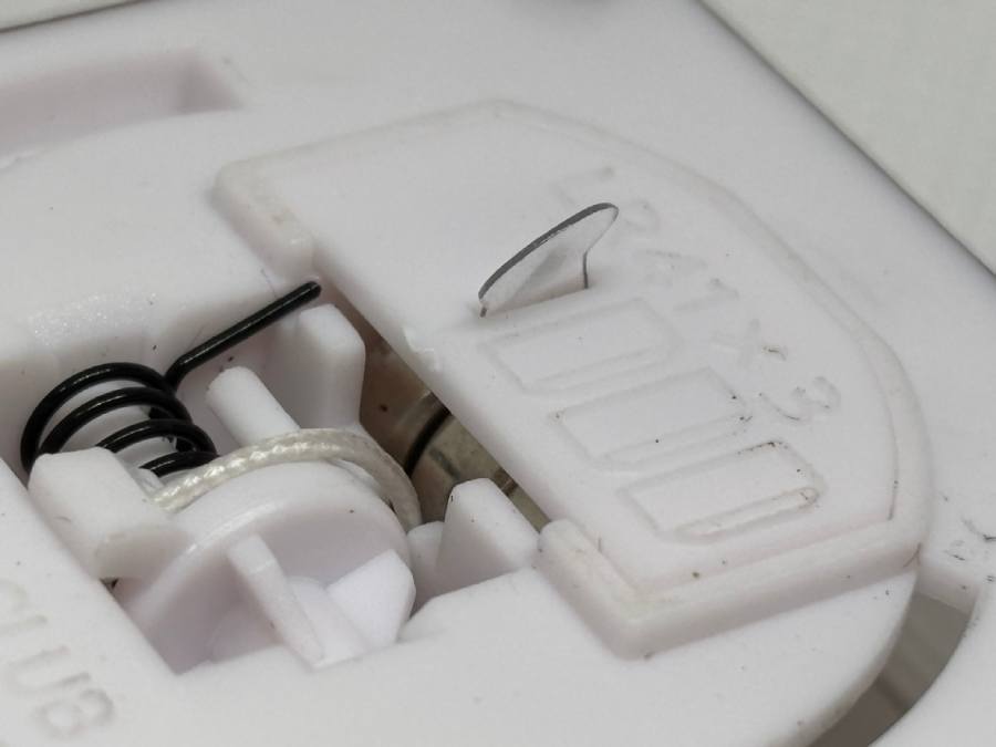 電池ぶたに絶縁体が取り付けられていることを発見