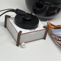 真っ黒なカプセルには「KC-003Br（ブラウン）」が入っていました