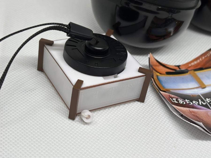 真っ黒なカプセルには「KC-003Br（ブラウン）」が入っていました