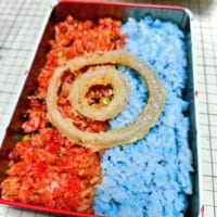 赤と青のツートンカラー