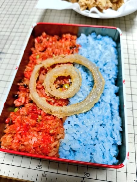 赤と青のツートンカラー