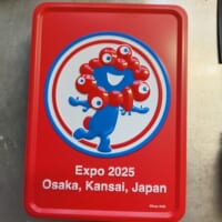 ミャクミャクの菓子缶