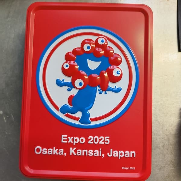 ミャクミャクの菓子缶