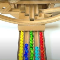 ゴールでビー玉がきれいに色分け