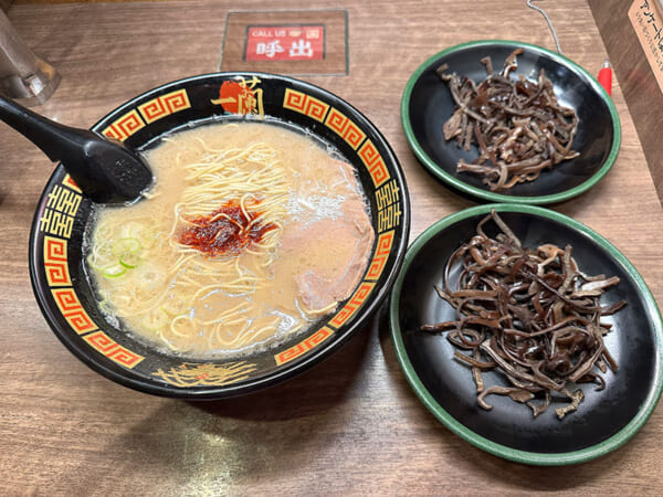 とんこつラーメンときくらげ2皿のセット