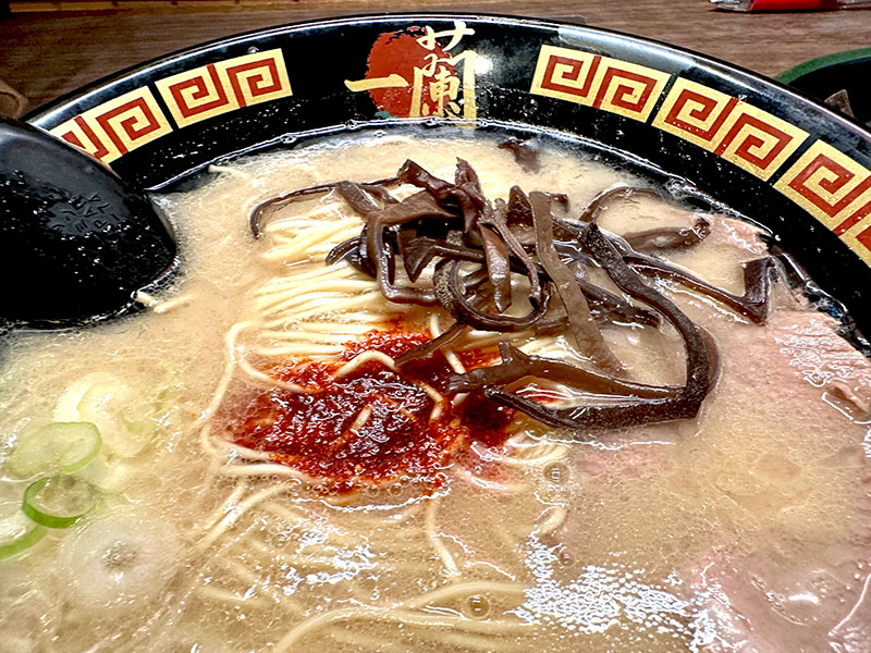 まずは普通のラーメンにきくらげをトッピング