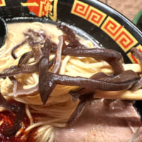 まずは普通のラーメンにきくらげをトッピング