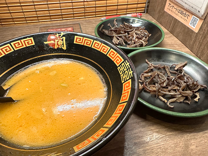 麺を食べ終えてスープだけになった丼に「第二の麺」としてきくらげを投入