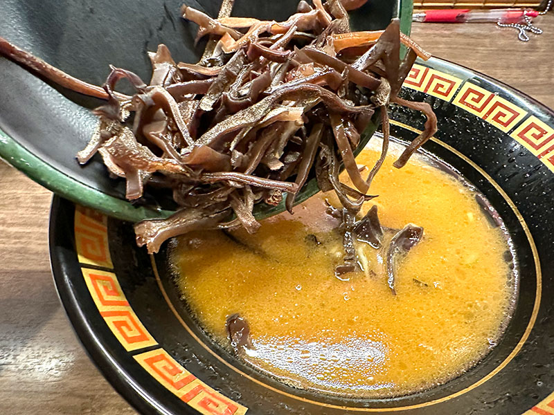 麺を食べ終えてスープだけになった丼に「第二の麺」としてきくらげを投入
