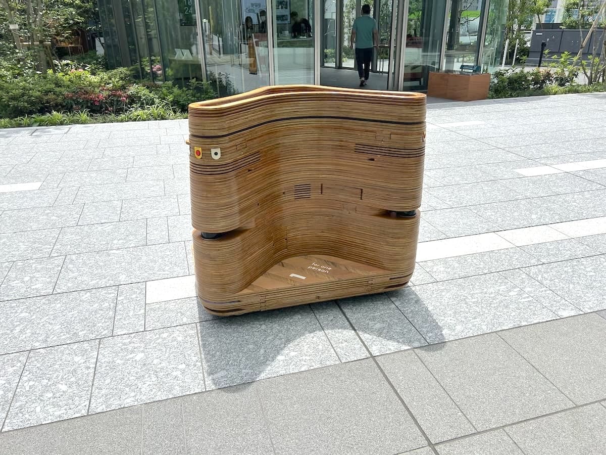 これが未来の移動手段？高輪ゲートウェイシティを走る謎の乗り物「iino」