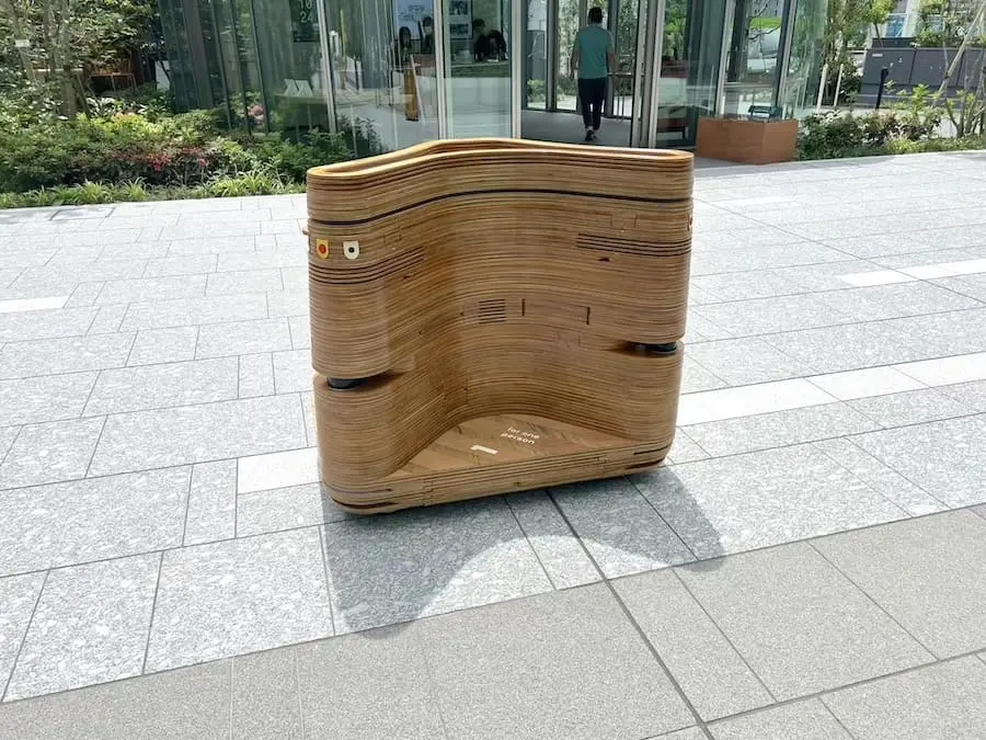 これが未来の移動手段？高輪ゲートウェイシティを走る謎の乗り物「iino