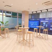 「IQOS Lounge Osaka」の室内