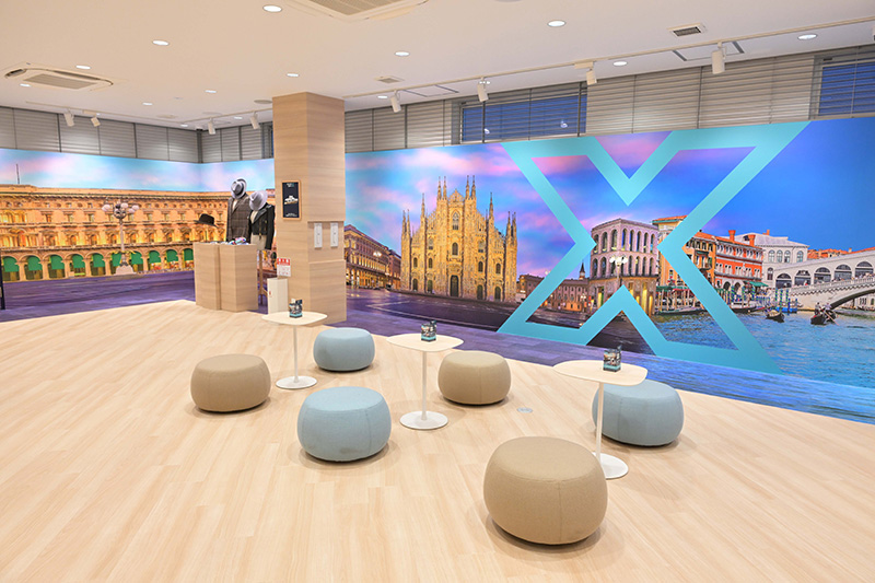 「IQOS Lounge Osaka」の室内