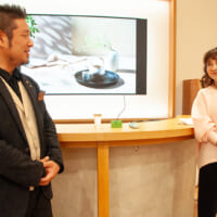 「Saka Marriage」監修の岩崎泰三さんと、フィリップ モリス ジャパン 合同会社 コンシューマーPRマネージャーの高木あゆみ氏