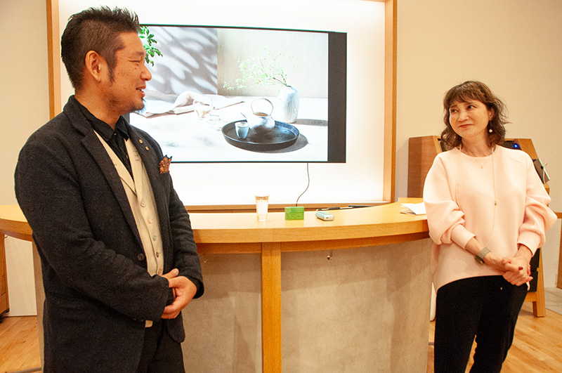 「Saka Marriage」監修の岩崎泰三さんと、フィリップ モリス ジャパン 合同会社 コンシューマーPRマネージャーの高木あゆみ氏