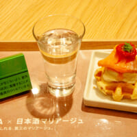 「Sake Marriage」第1弾メニュー。「テリア イエロー メンソール」と「加賀鶴」、「スモークサーモン ミニワッフル」