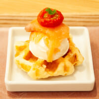 ドライトマトとスモークサーモンのコクが印象的な「スモークサーモン ミニワッフル」