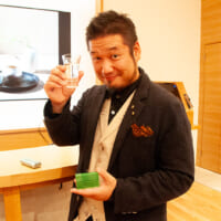 「Sake Marriage」のマリアージュメニューを手にポーズを決める監修担当・岩崎泰三さん