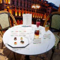 イタリアのカフェを思わせるコーナーでオリジナルのフィンガーフードやモクテルが提供