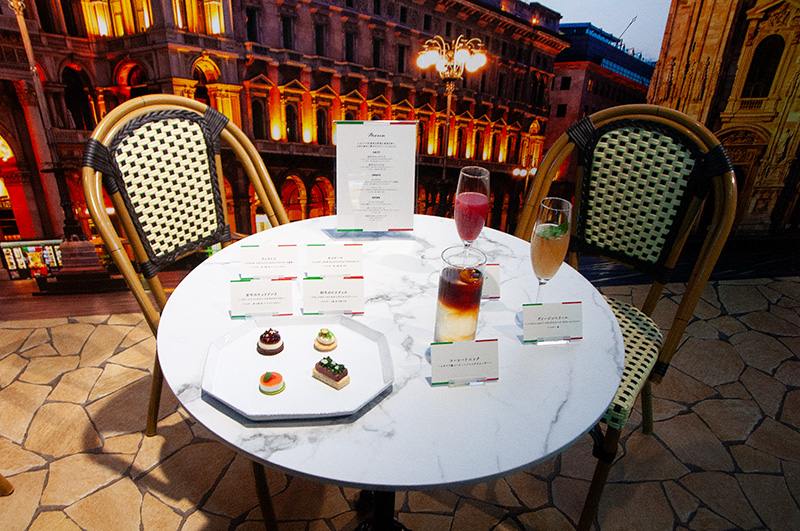 イタリアのカフェを思わせるコーナーでオリジナルのフィンガーフードやモクテルが提供