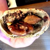 「石菓子」の中身は大きなクルミとココアクッキー。かじると「石の味」が