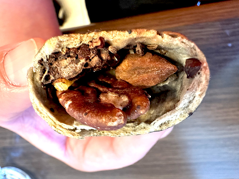 「石菓子」の中身は大きなクルミとココアクッキー。かじると「石の味」が