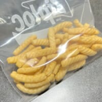 かっぱえびせんを食品保存用袋に入れる