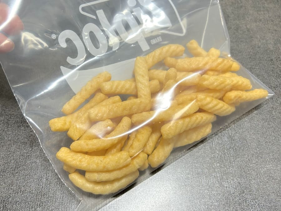 かっぱえびせんを食品保存用袋に入れる