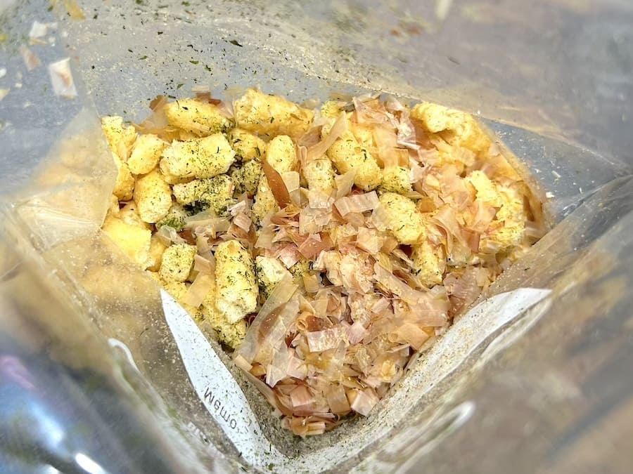 青のり、白ごま、かつお節を追加したあと