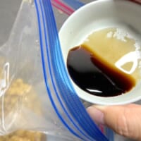 醤油をくわえる