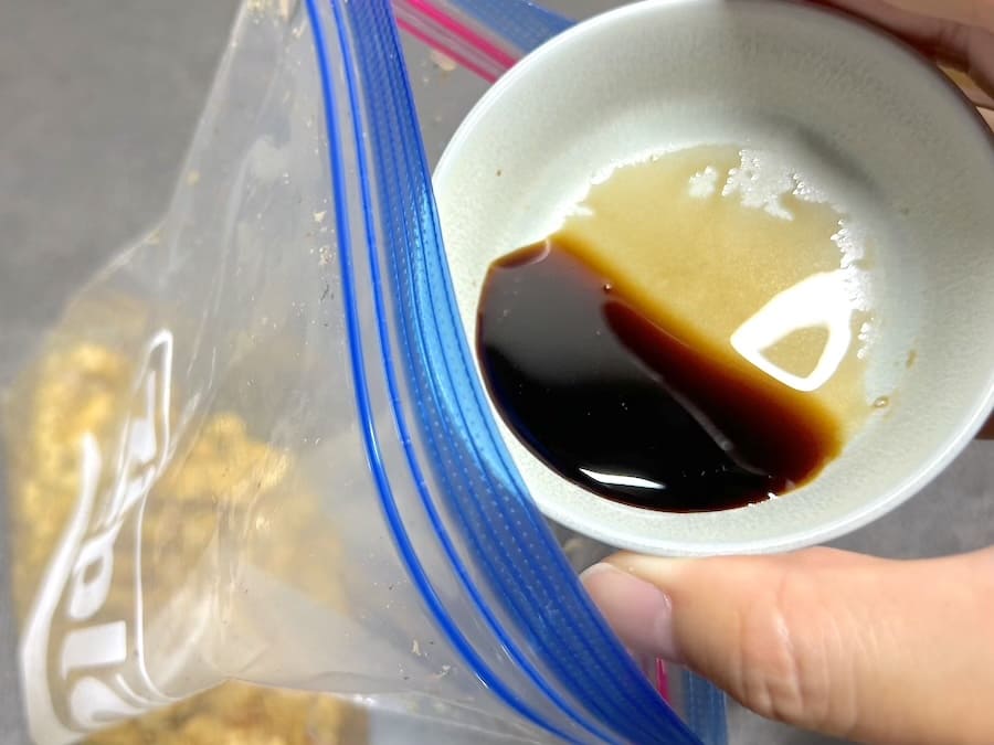 醤油をくわえる