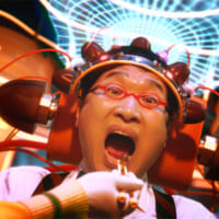 無理に食べさせられる山里さん