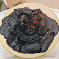 これが新しい顔……？黒焦げのアンパンマンパンケーキ、2歳息子に見せた結果