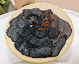 これが新しい顔……？黒焦げのアンパンマンパンケーキ、2歳息子に見せた結果