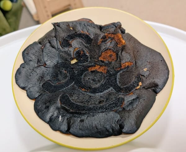 これが新しい顔……？黒焦げのアンパンマンパンケーキ、2歳息子に見せた結果