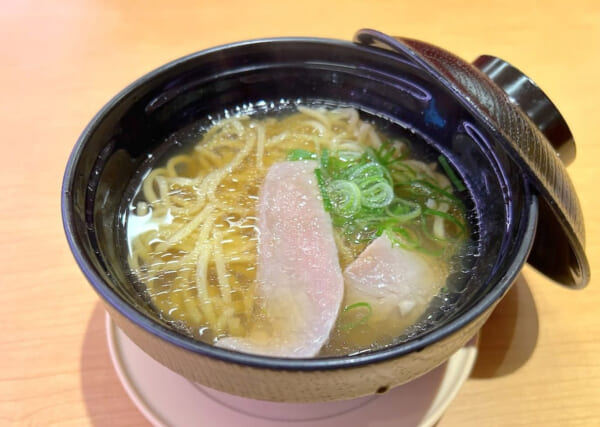 「鮪しょう油ラーメン」がスシローに登場！鹿児島のご当地麺を本音レビュー