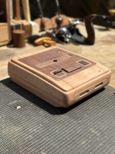 木のぬくもり×ゲーム愛　ファンが手作りした「木製スーファミ」が話題に