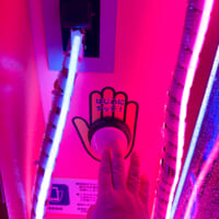 「静電気除去ボタン」のような仕掛けや注意書きなど、セルフ給油機らしい遊び心が満載