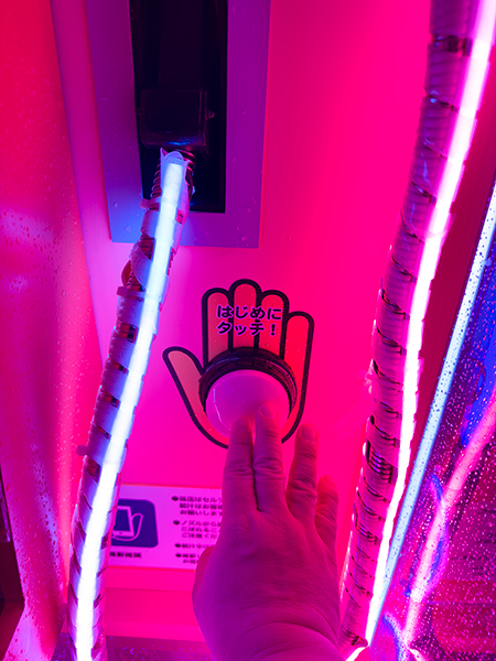 「静電気除去ボタン」のような仕掛けや注意書きなど、セルフ給油機らしい遊び心が満載