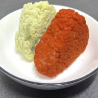 皿にのった激辛おにぎりたち