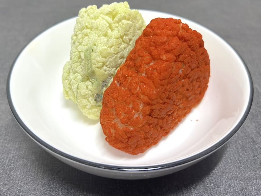 皿にのった激辛おにぎりたち