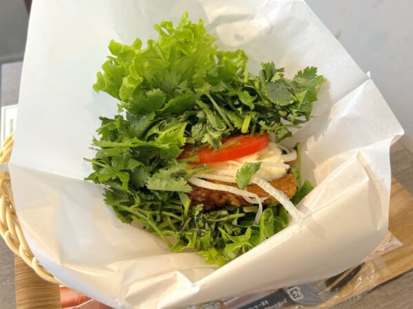 パクチー全振り、狂気のチキンバーガー誕生！想像の15倍で草