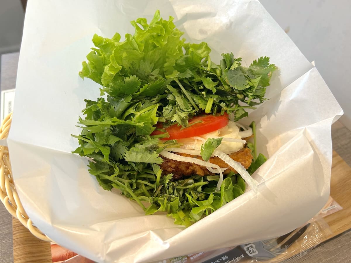 パクチー全振り、狂気のチキンバーガー誕生！想像の15倍で草