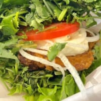 パクチーは「パクチーチキンバーガー」の15倍量
