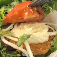 具材はトマト、玉ねぎ、フライドチキン、タルタルソース