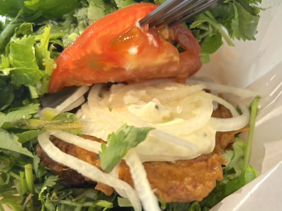 具材はトマト、玉ねぎ、フライドチキン、タルタルソース