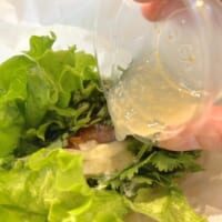 塩レモンソースをかける