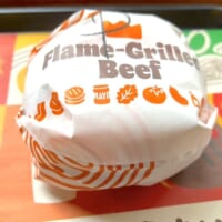 バーガーラップに包まれた状態でも肉の香りが漂ってくる